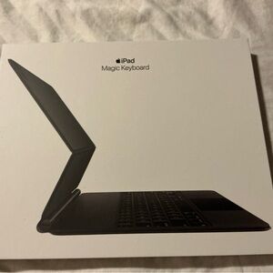 APPLE IPAD MAGIC KEYBOARD NEW IN THE BOX IPAD AIR/PRO 13’’